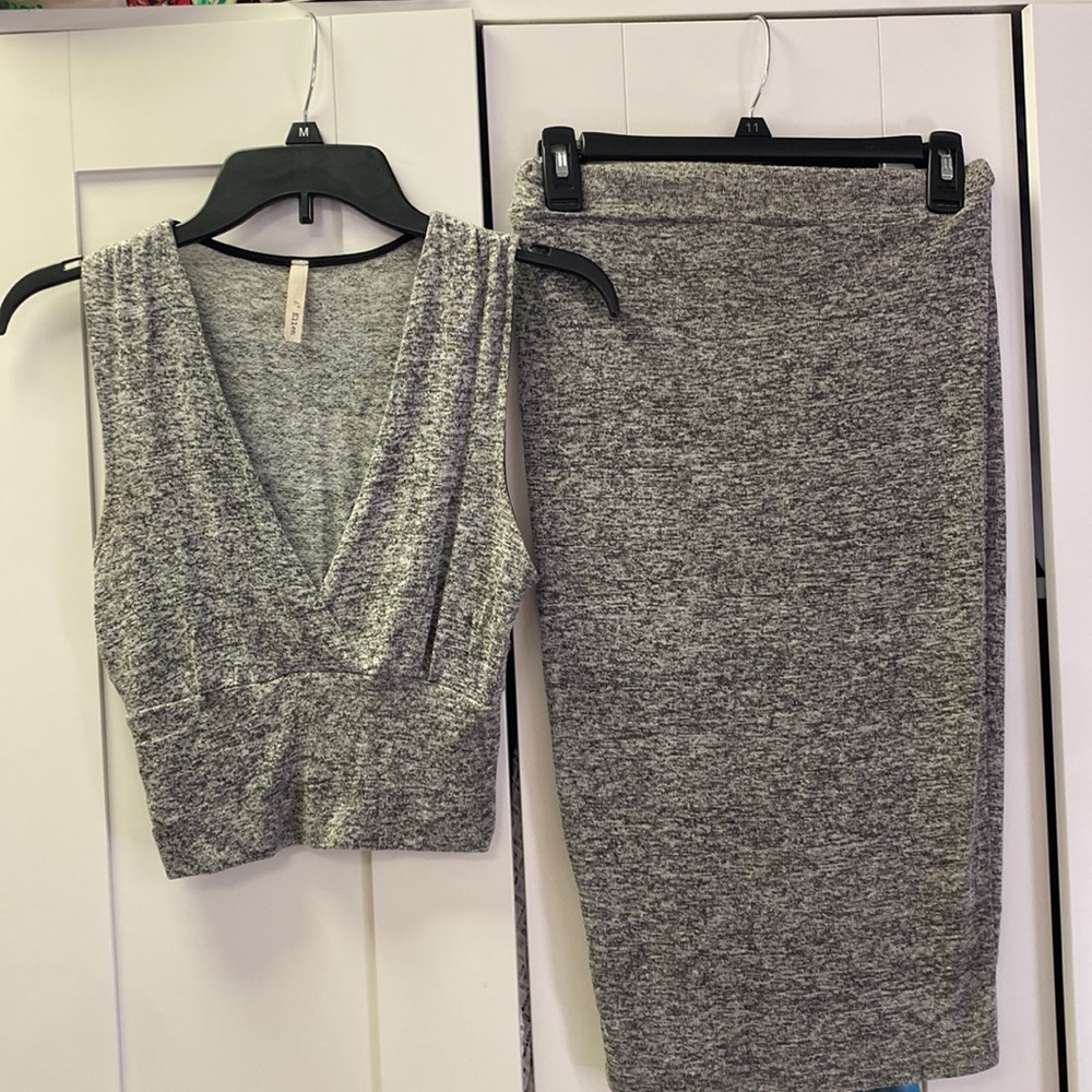 Set too and skirt. Grey